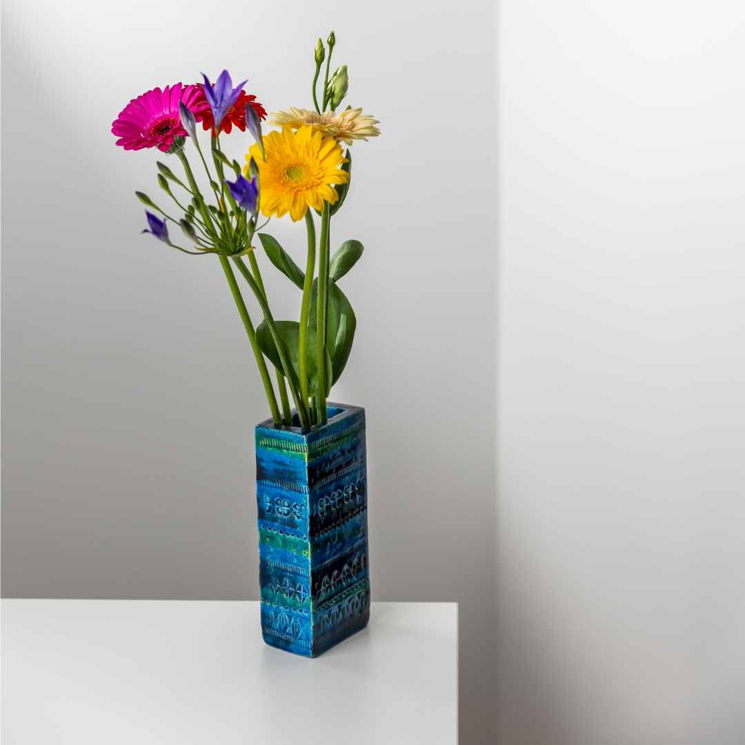 Bitossi Vase Rimini Blue mit Blumen
