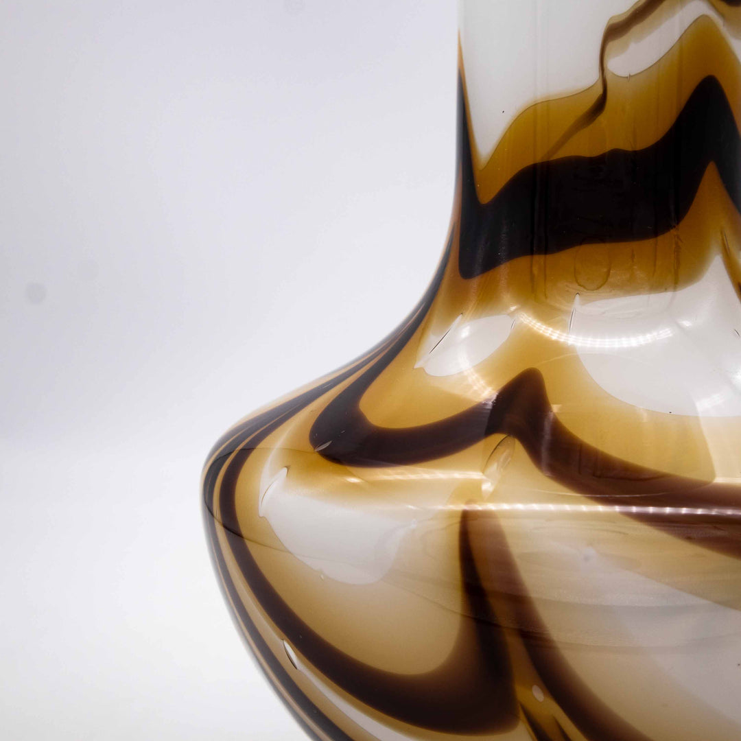 Große Braun-Weiße Opaline Florence Vase, Detailansicht
