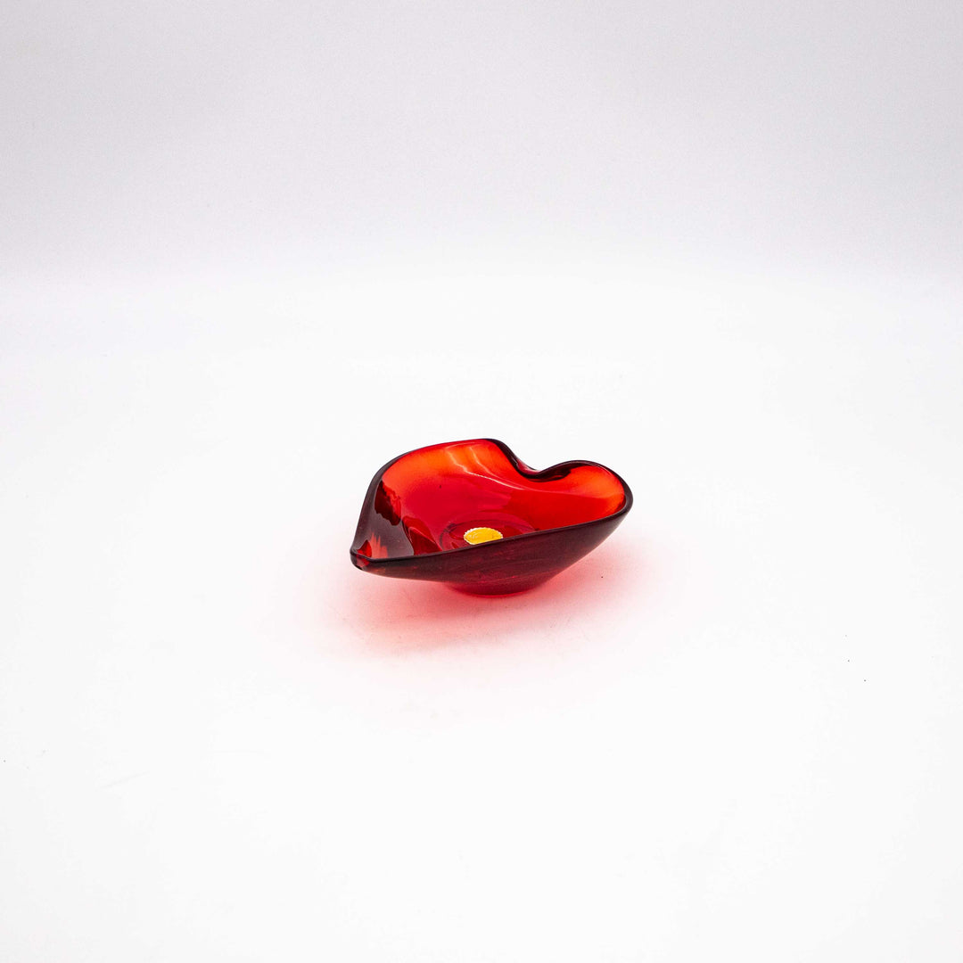 Kleine rote Murano Schale in Herzform, leicht schräg stehend
