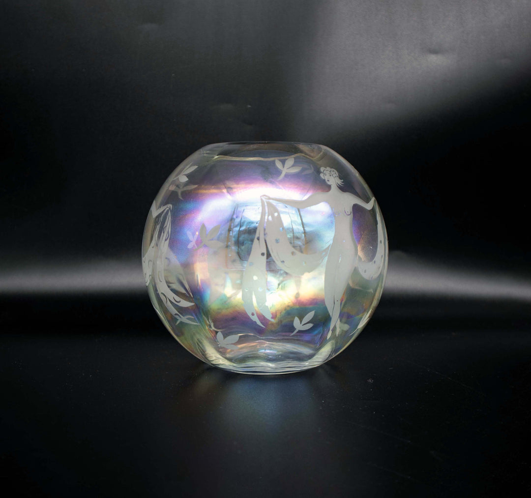 Art Déco Kugelvase „Die drei Grazien“ aus irisierendem Glas, Rückseite