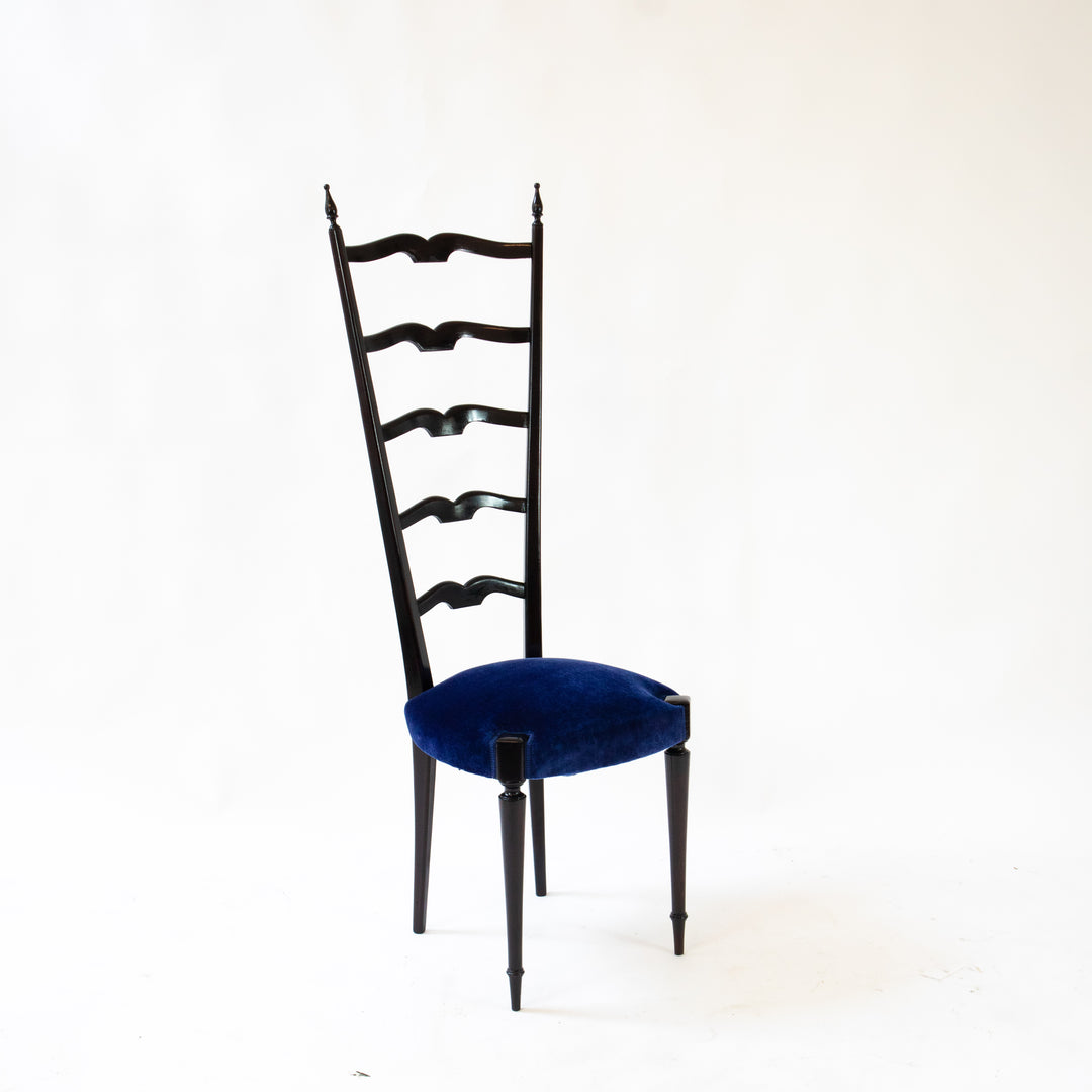 Chiavari Stuhl mit hoher Rückenlehne von Paolo Buffa, leicht schräg stehend