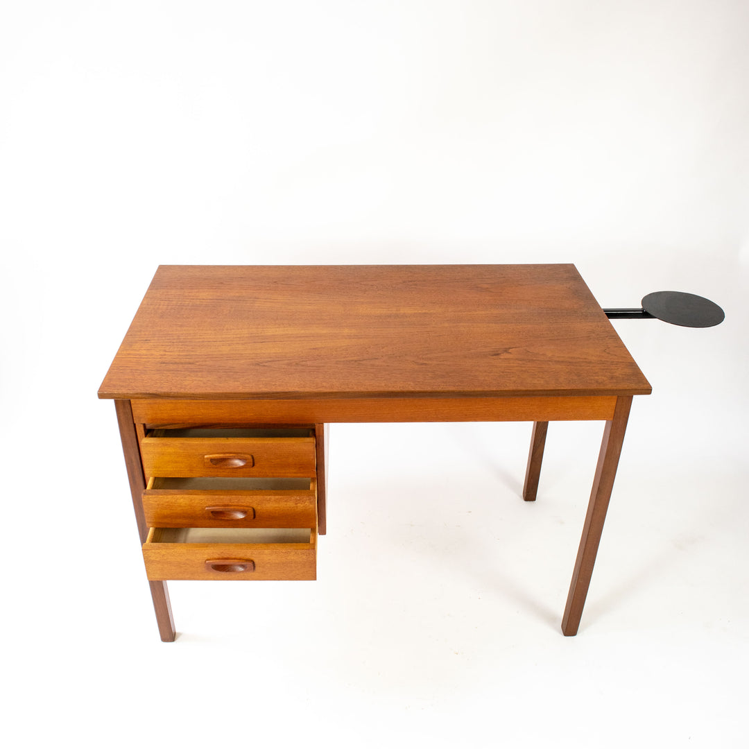 Dänischer Teakschreibtisch Vintage, mit geöffneten Schubladen 