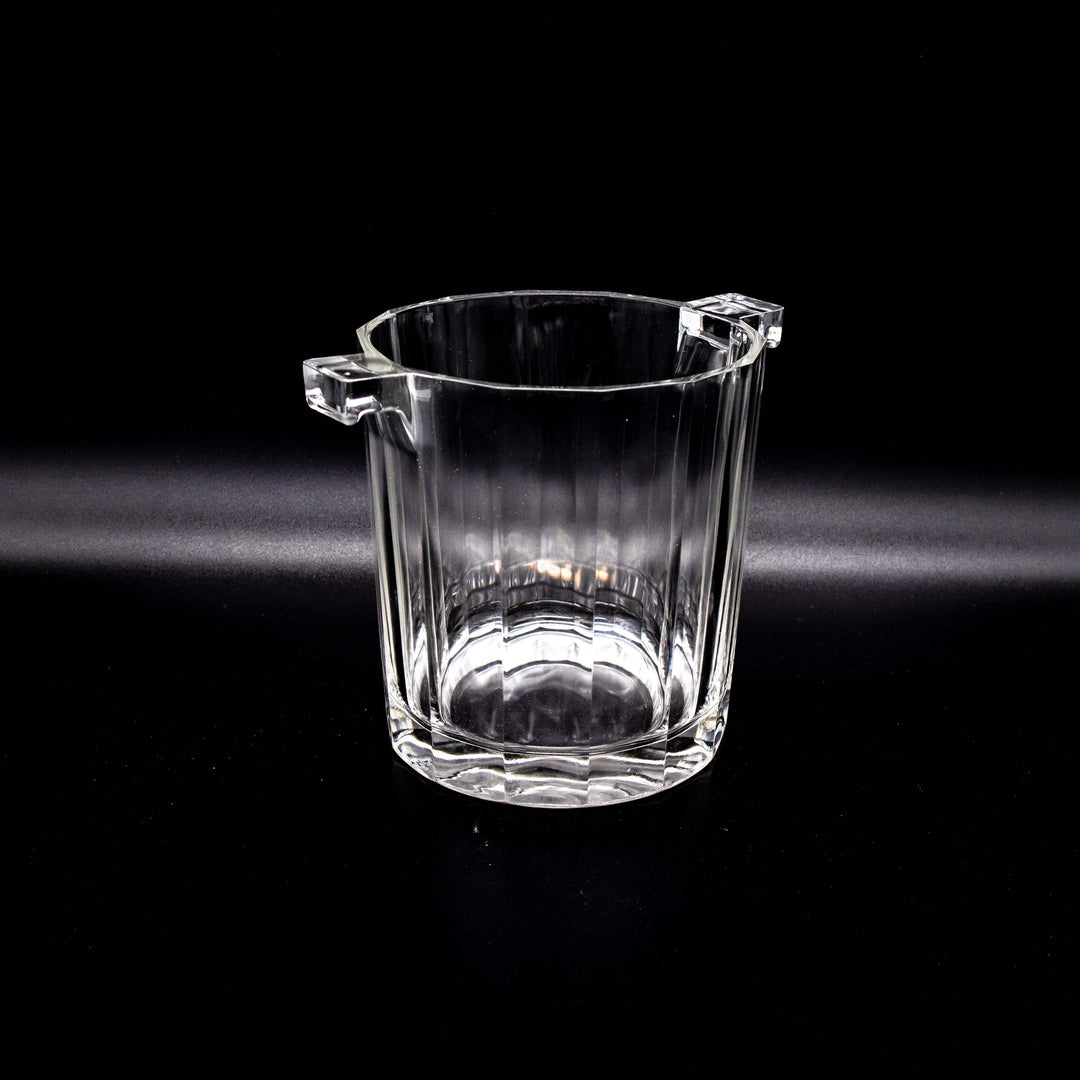 Eiswürfelbehälter, leicht schräg stehend