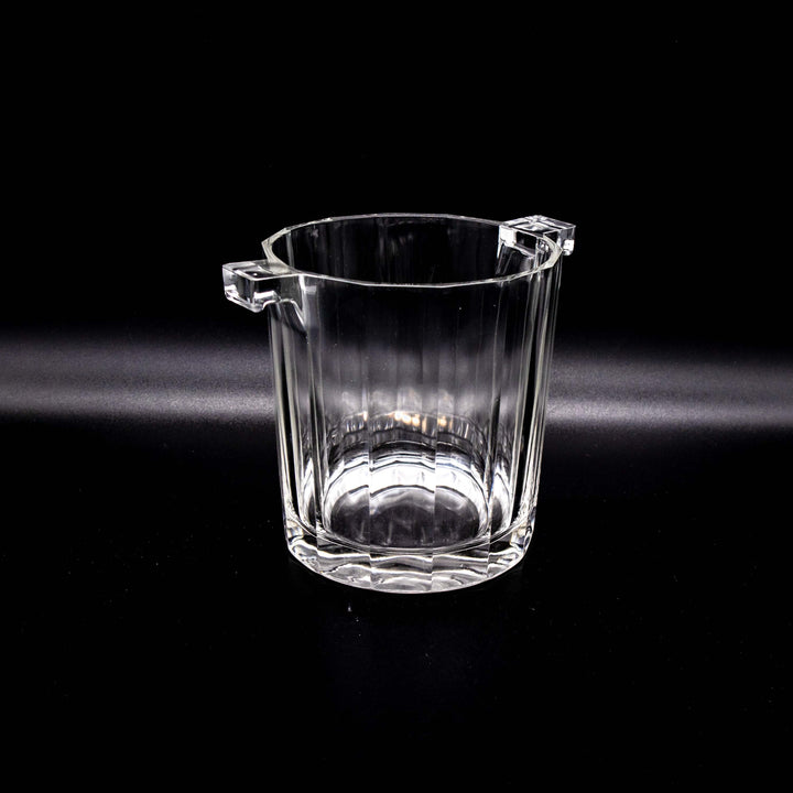 Eiswürfelbehälter, leicht schräg stehend