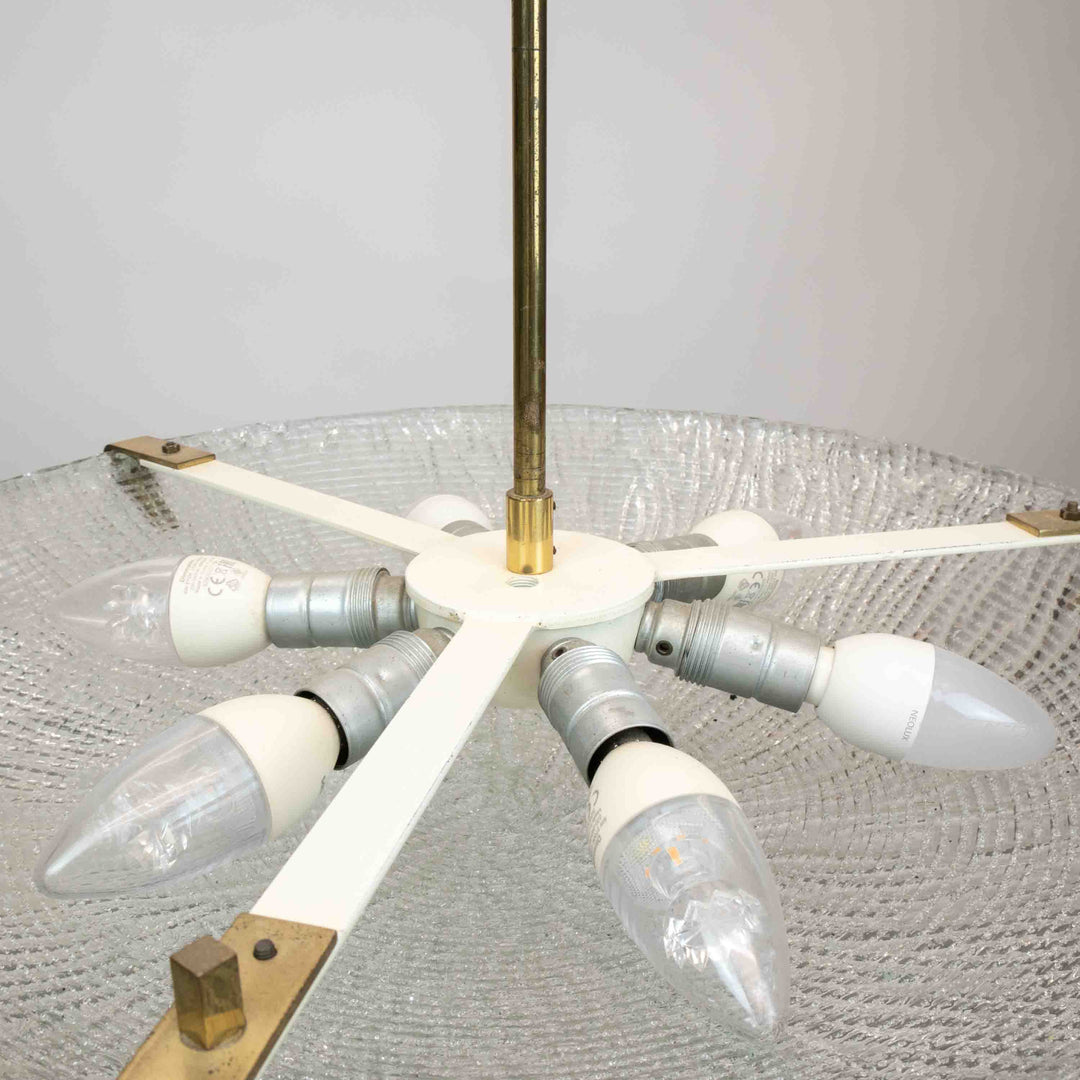 Deckenlampe von J.T. Kalmar mit Messing und Eisglas, Detailansicht Birnen