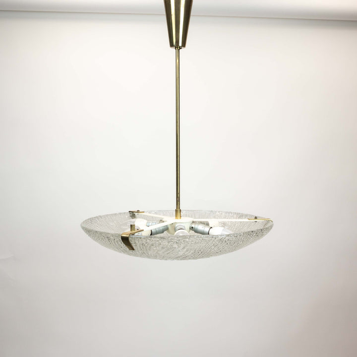 Deckenlampe von J.T. Kalmar mit Messing und Eisglas, leicht schräg von oben fotografiert