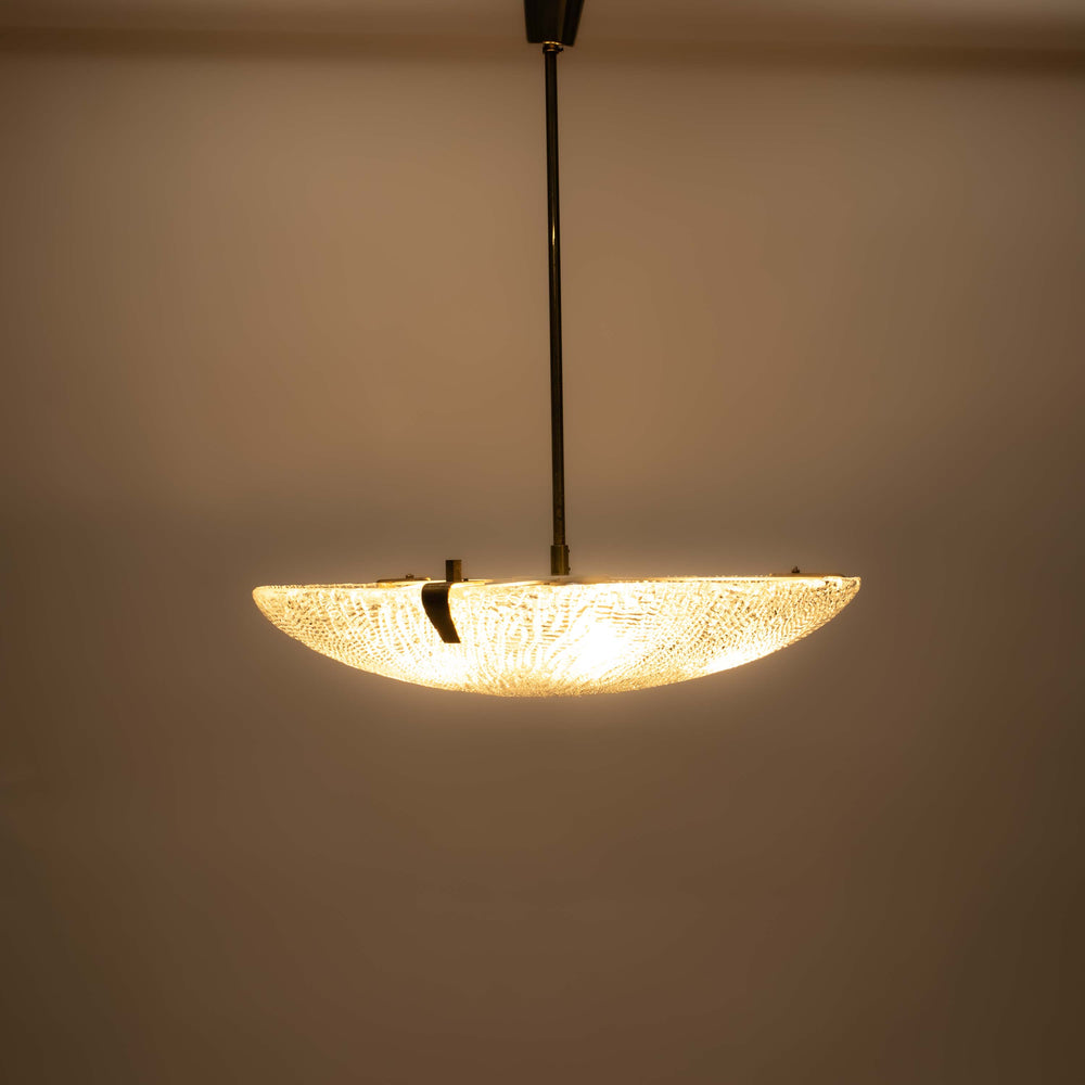 Deckenlampe von J.T. Kalmar mit Messing und Eisglas, eingeschaltet