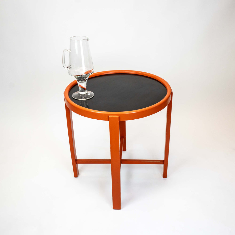 Oranger Beistelltisch mit Originallackierung im Bauhausstil mit Glaskanne