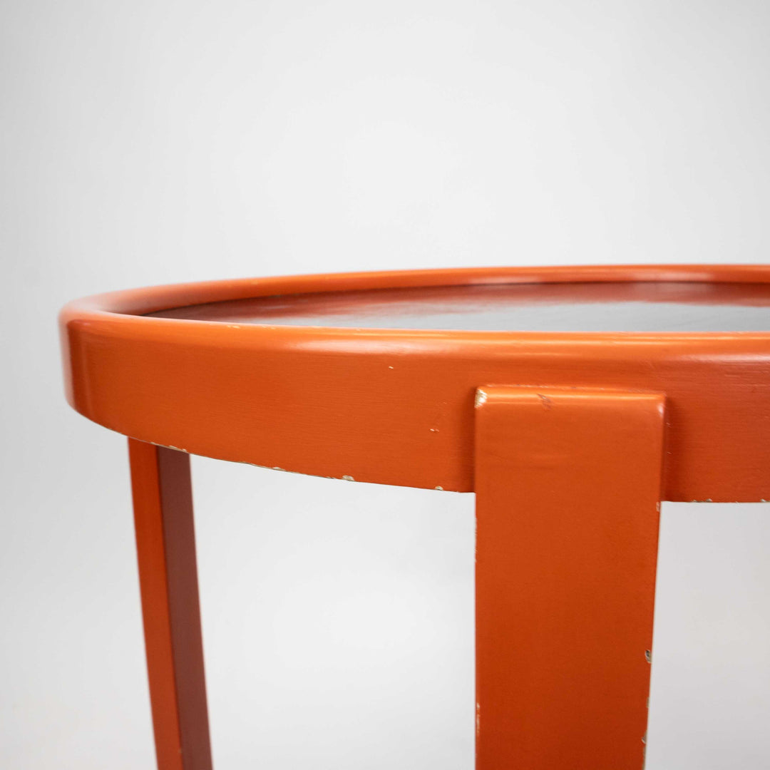 Oranger Beistelltisch mit Originallackierung im Bauhausstil, Detailansicht mit Absplitterungen