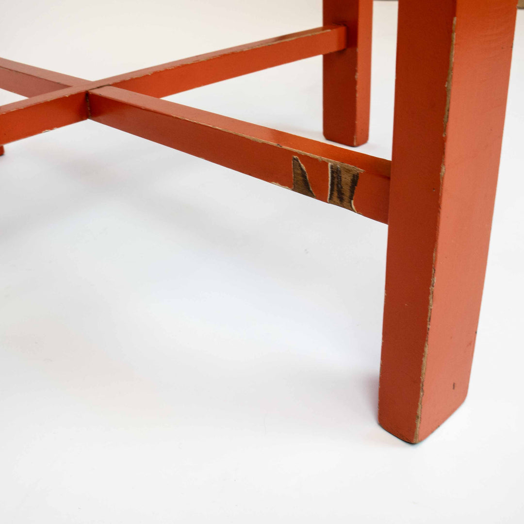 Oranger Beistelltisch mit Originallackierung im Bauhausstil, Detailansicht mit Fehlern