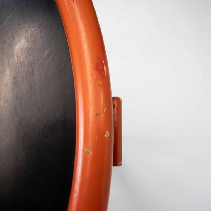 Oranger Beistelltisch mit Originallackierung im Bauhausstil, Detailansicht Tischplatte mir Fehlern
