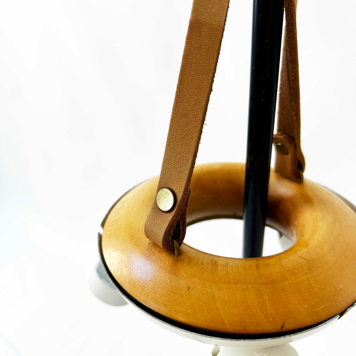 Fliegenbein Stehlampe von Kalmar, 1950er, Detailansicht Aufhängung Niete