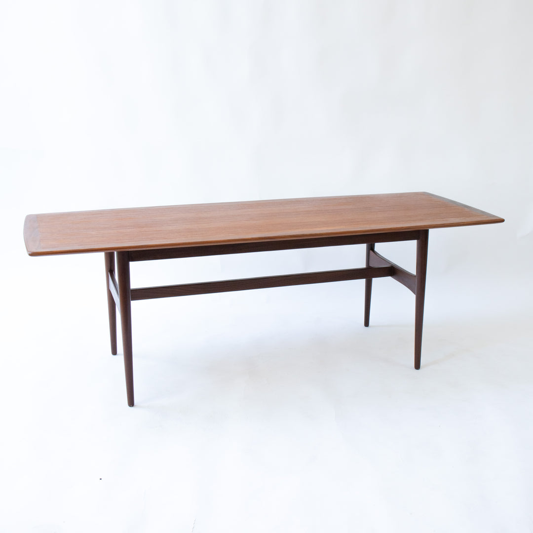 Großer dänischer Teak Couchtisch, leicht schräg stehend