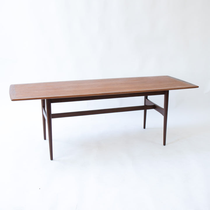 Großer dänischer Teak Couchtisch, leicht schräg stehend