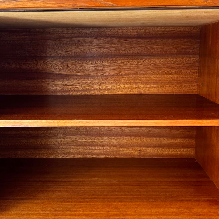 Großes skandinavisches Teak Sideboard aus den 1960er Jahren, Detailansicht Fächer Innen