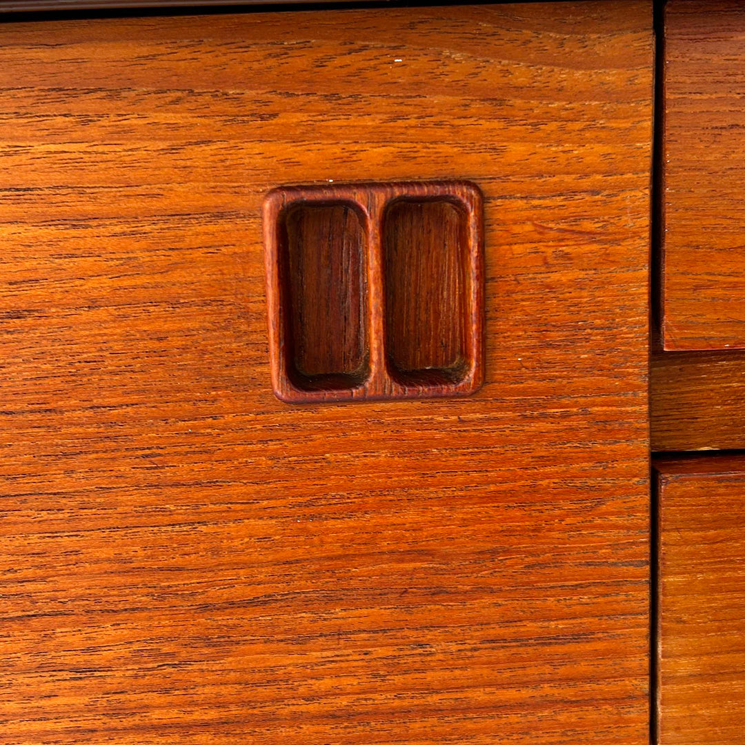 Großes skandinavisches Teak Sideboard aus den 1960er Jahren, Detailansicht Griff
