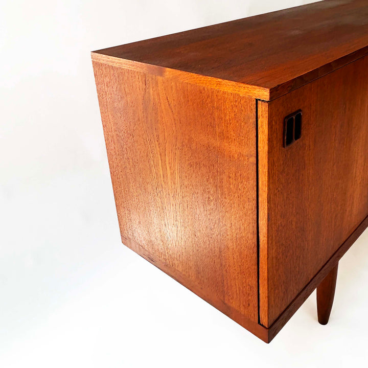 Großes skandinavisches Teak Sideboard aus den 1960er Jahren, Seitenansicht