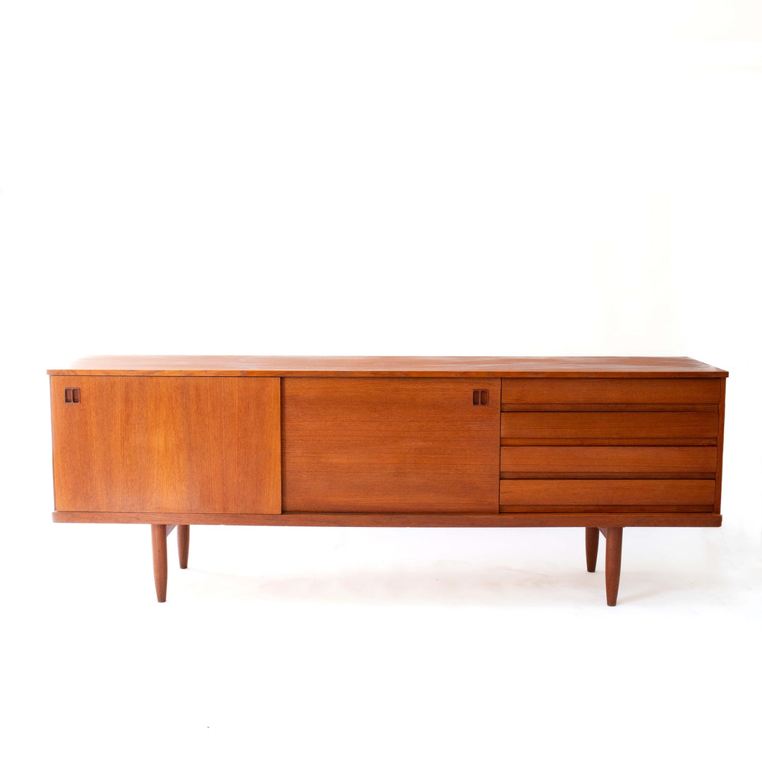 Großes skandinavisches Teak Sideboard aus den 1960er Jahren, Vorderseite