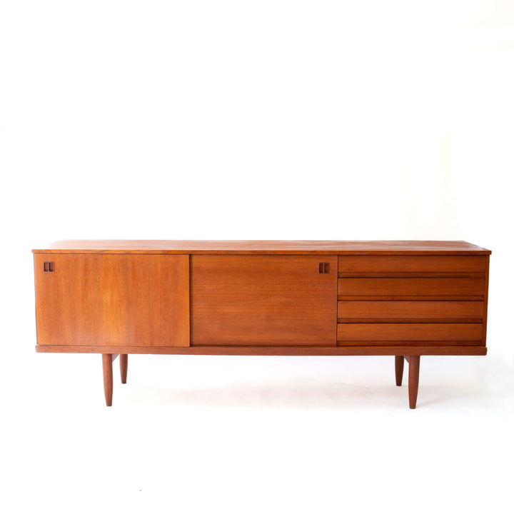 Großes skandinavisches Teak Sideboard aus den 1960er Jahren, Vorderseite