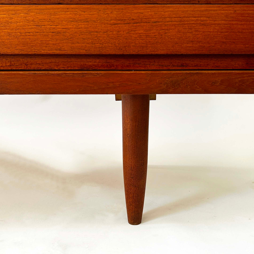 Großes skandinavisches Teak Sideboard aus den 1960er Jahren, Vorderseite, Detailansicht Fuß