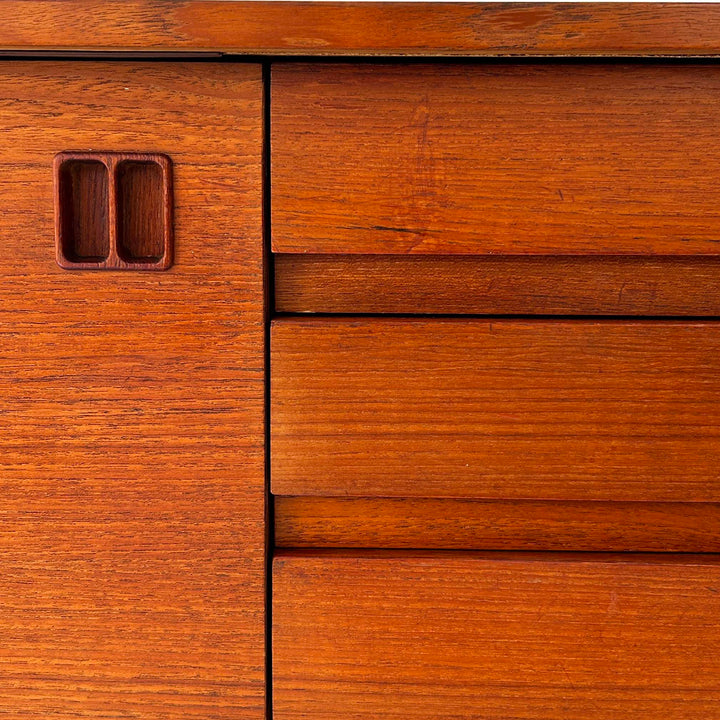 Großes skandinavisches Teak Sideboard aus den 1960er Jahren, Vorderseite, Detailansicht Griff und Schubladen