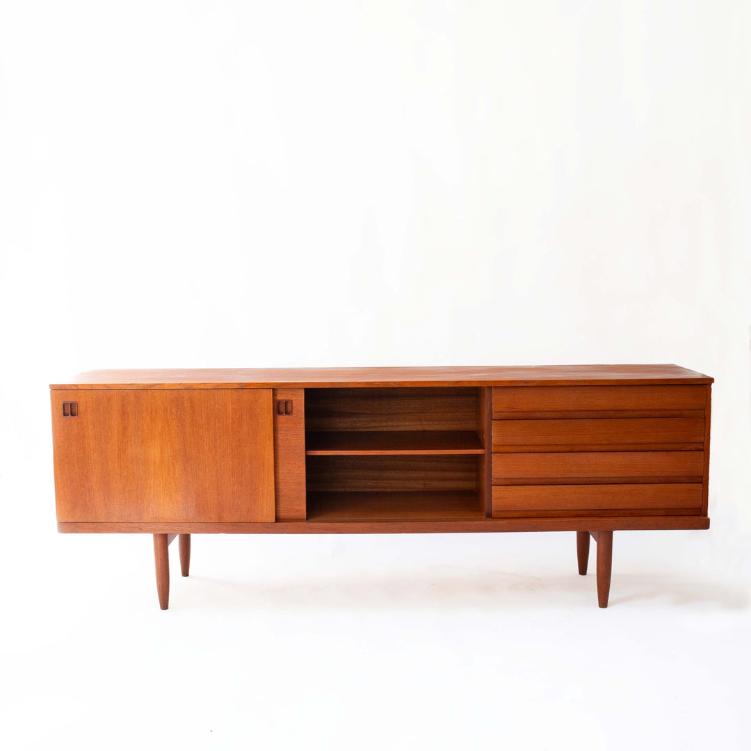 Großes skandinavisches Teak Sideboard aus den 1960er Jahren, Vorderseite, Mitte geöffnet