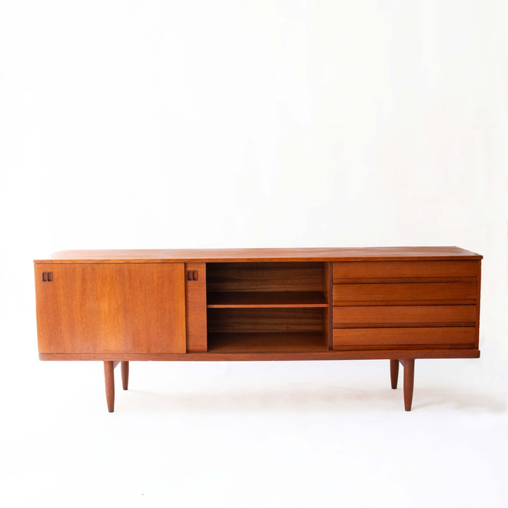 Großes skandinavisches Teak Sideboard aus den 1960er Jahren, Vorderseite, Mitte geöffnet