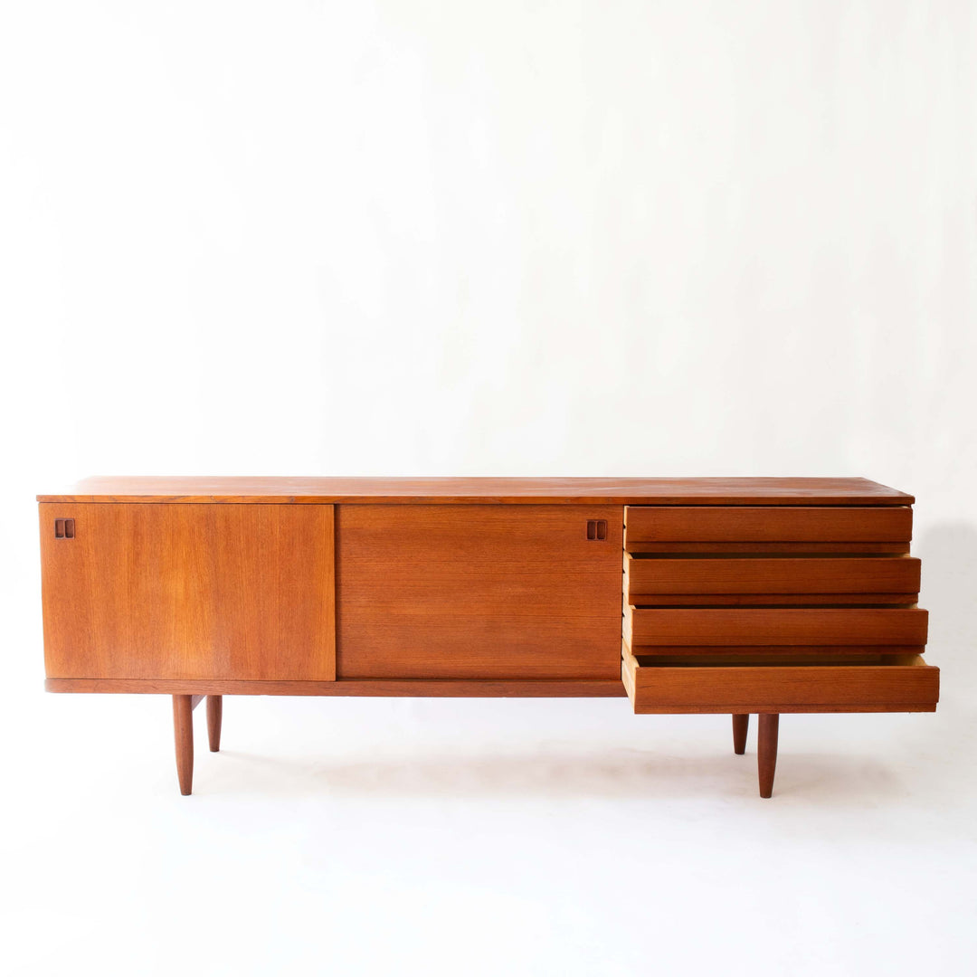 Großes skandinavisches Teak Sideboard aus den 1960er Jahren, Vorderseite, Schubladen geöffnet