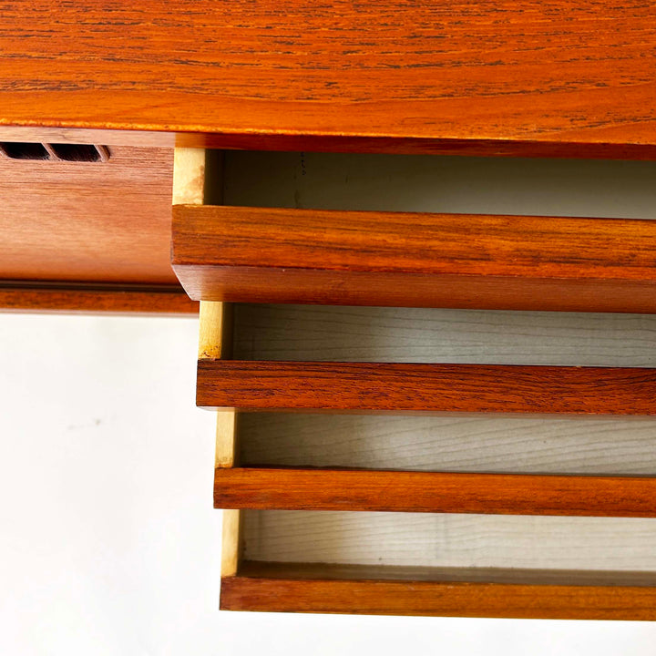 Großes skandinavisches Teak Sideboard aus den 1960er Jahren, Vorderseite, Schubladen geöffnet aus Vogelperspektive