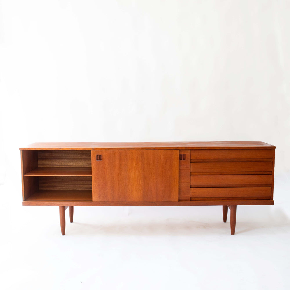 Großes skandinavisches Teak Sideboard aus den 1960er Jahren, Vorderseite, links geöffnet