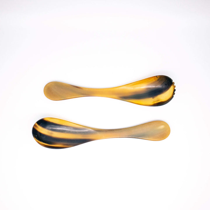 Horn-Salatbesteck im Stil der Werkstätte Auböck, nebeneinander