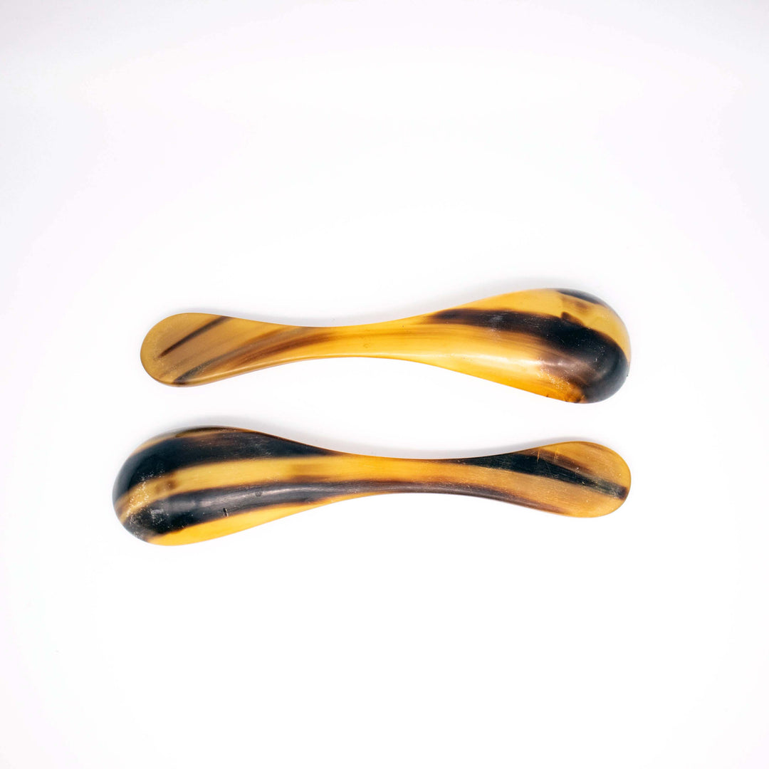 Horn-Salatbesteck im Stil der Werkstätte Auböck, nebeneinander, Rückseite