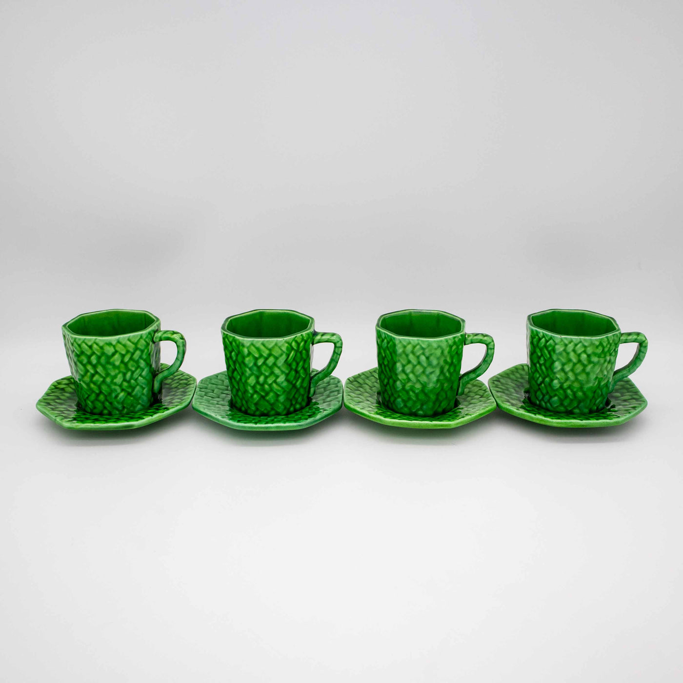 4er Set Tassen für Mokka in Tannengrün in einer Reihe stehend