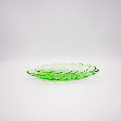 Grüne Schale aus Glas in Blattform, Seitenansicht rechts