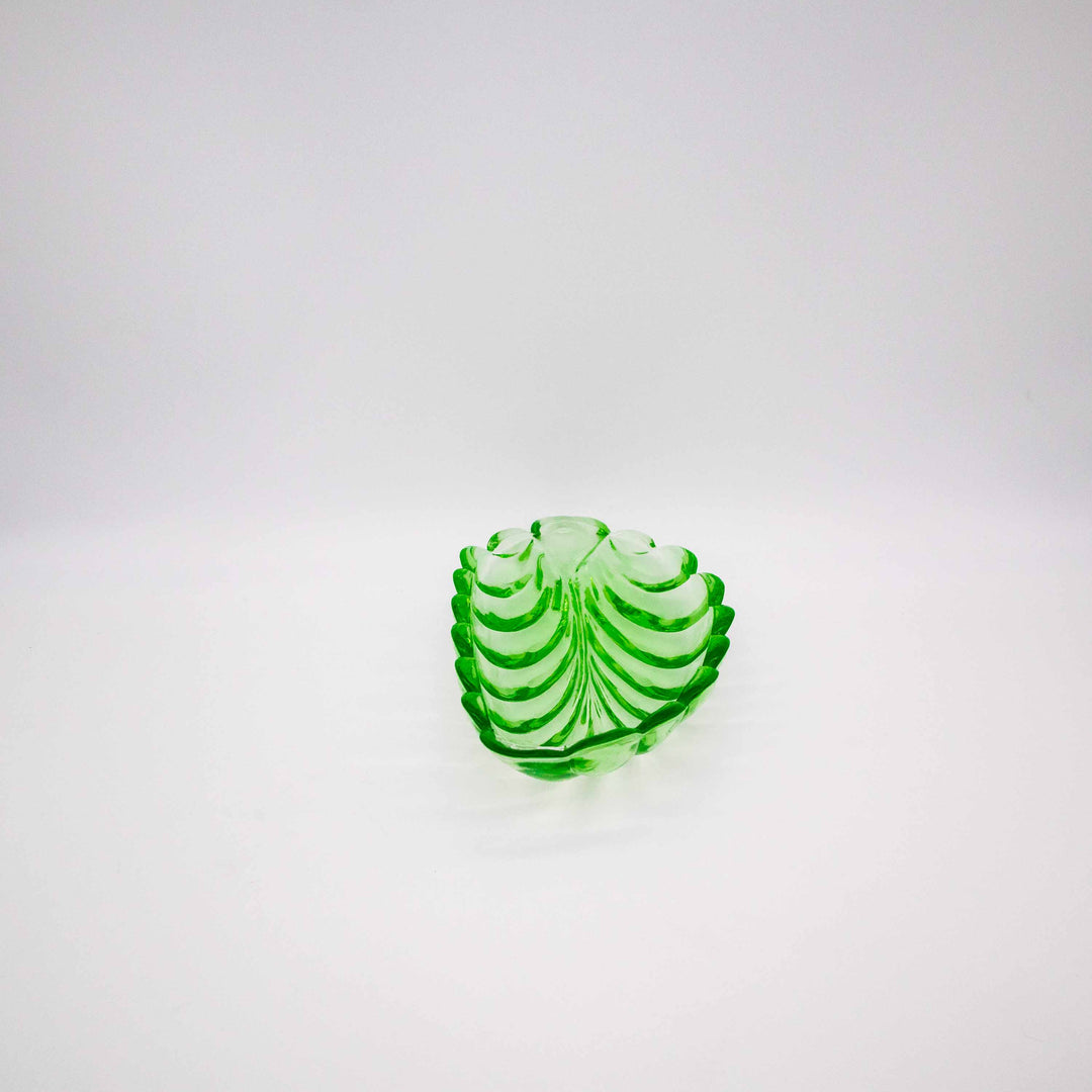 Grüne Schale aus Glas in Blattform, Vorderseite
