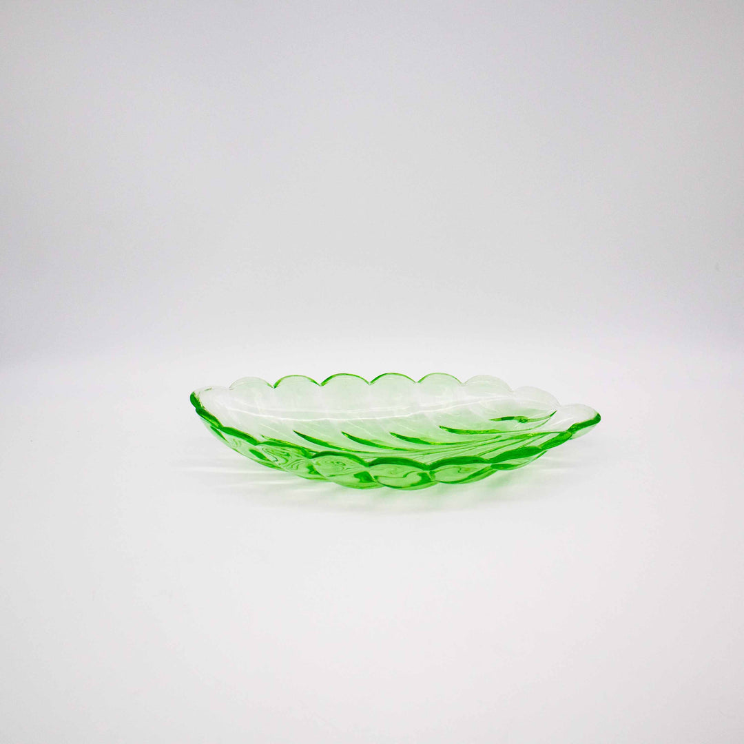 Grüne Schale aus Glas in Blattform, Seitenansicht links