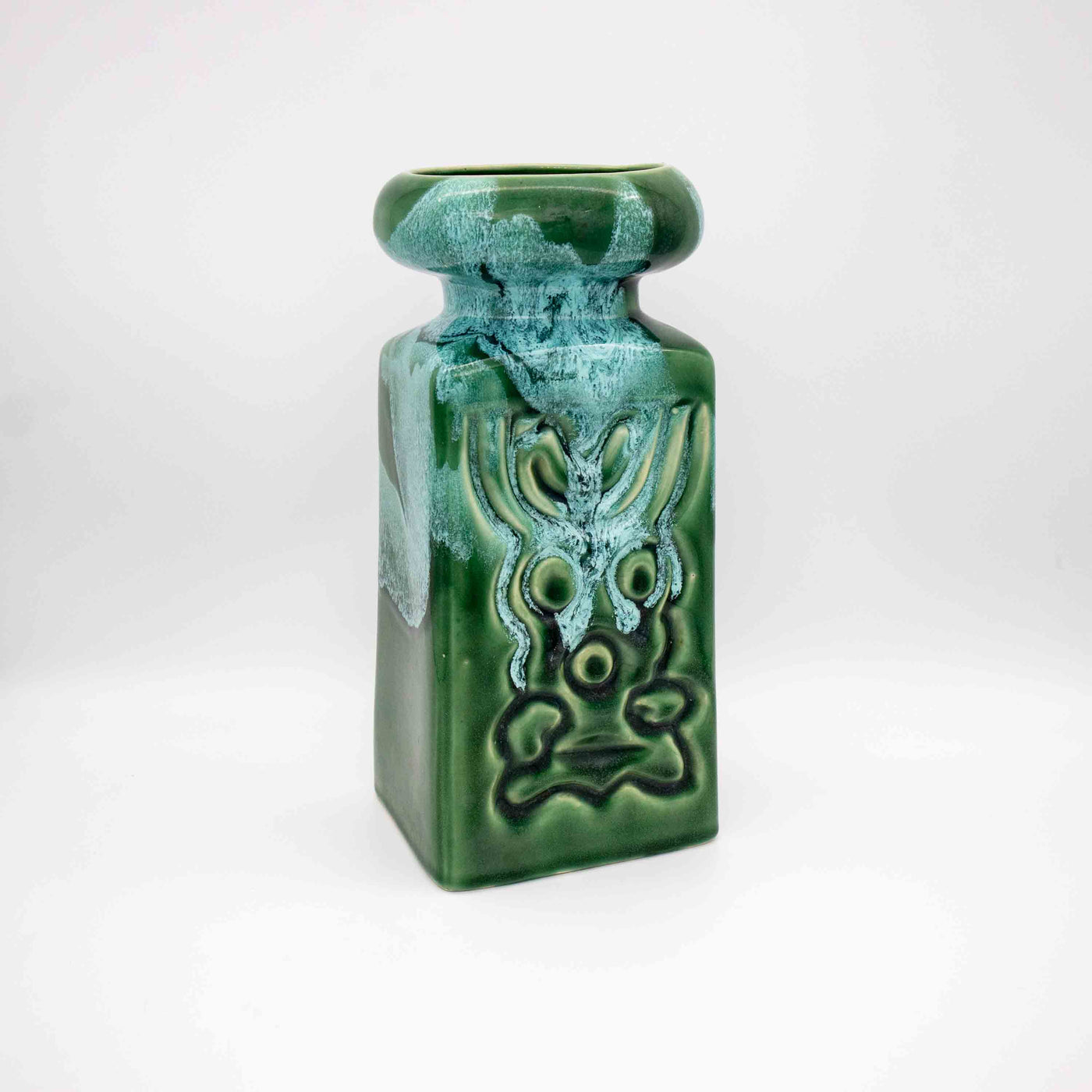 Vase mit grüner Laufglasur, leicht schräg stehend
