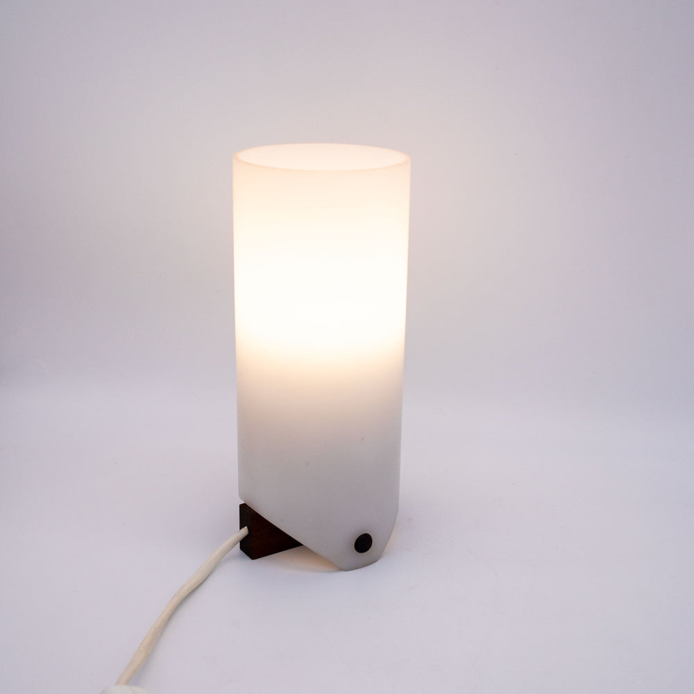 Kleine Tischlampe von Uno & Östen Kristiansson für Luxus, leicht schräg stehend und eingeschaltet