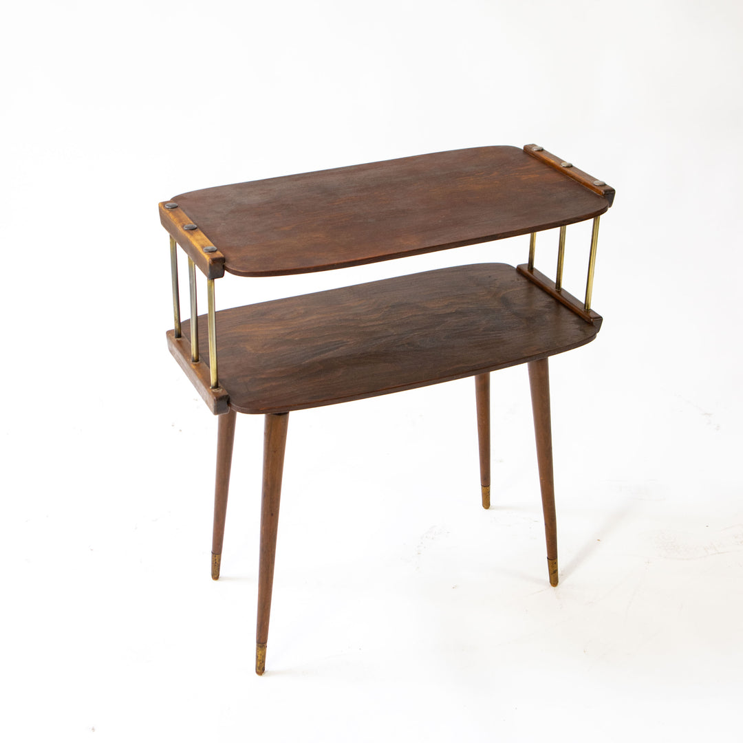 Kleiner Beistelltisch mit konischen Füßen, leicht schräg stehend