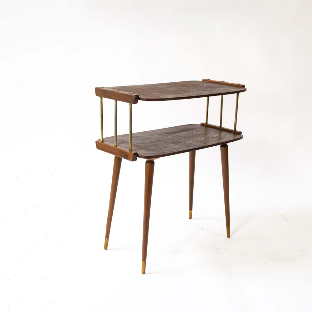 Kleiner Beistelltisch mit konischen Füßen, leicht schräg stehend, mehr seitlich fotografiert