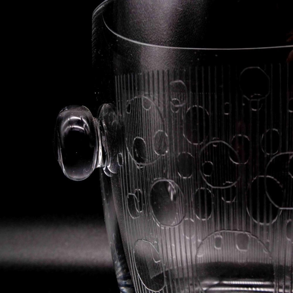 Eiswürfelbehälter aus Glas mit Gravur, Detailansicht