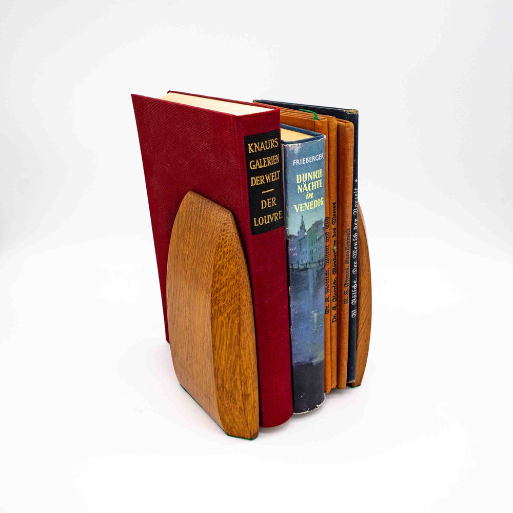 Mid Century Bücherstütze aus Holz und Messing und Bücher