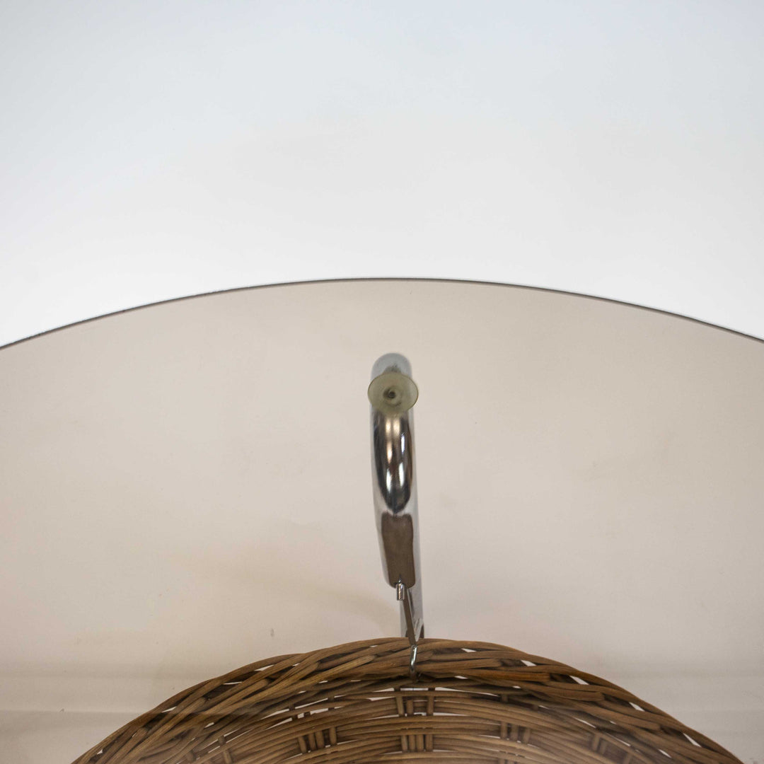 Runder Rauchglas Couchtisch mit Chromgestell und Weidenkorb, Detailansicht Saugnapf