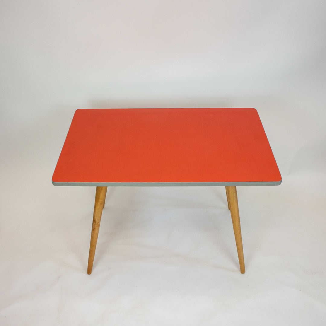 Roter Kinderschreibtisch mit 2 Sesseln, Tischplatte Detailansicht
