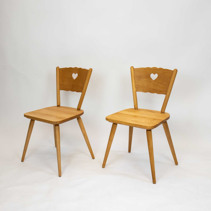 Roter Kinderschreibtisch mit 2 Sesseln, Sessel leicht schräg stehend