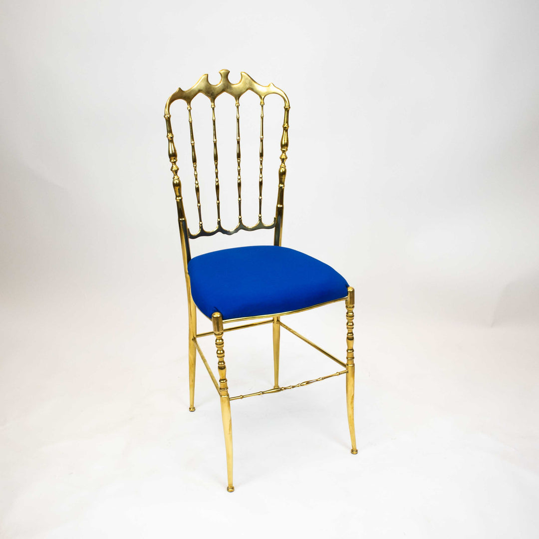 Chiavari Stuhl aus Messing, leicht schräg stehend