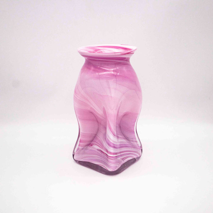 Rosa Vase, leicht schräg stehend