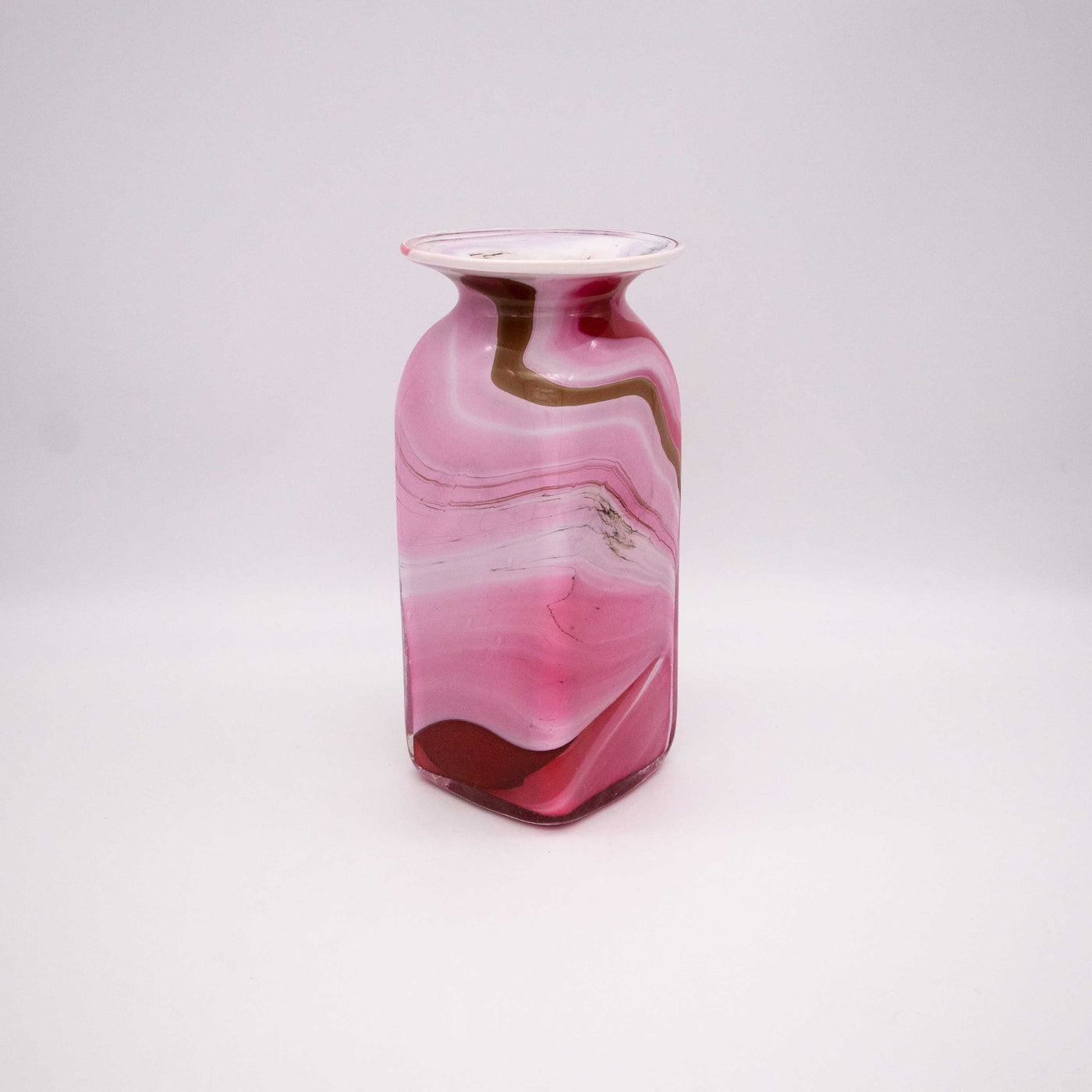 Marmorierte Vase, leicht schräg stehend