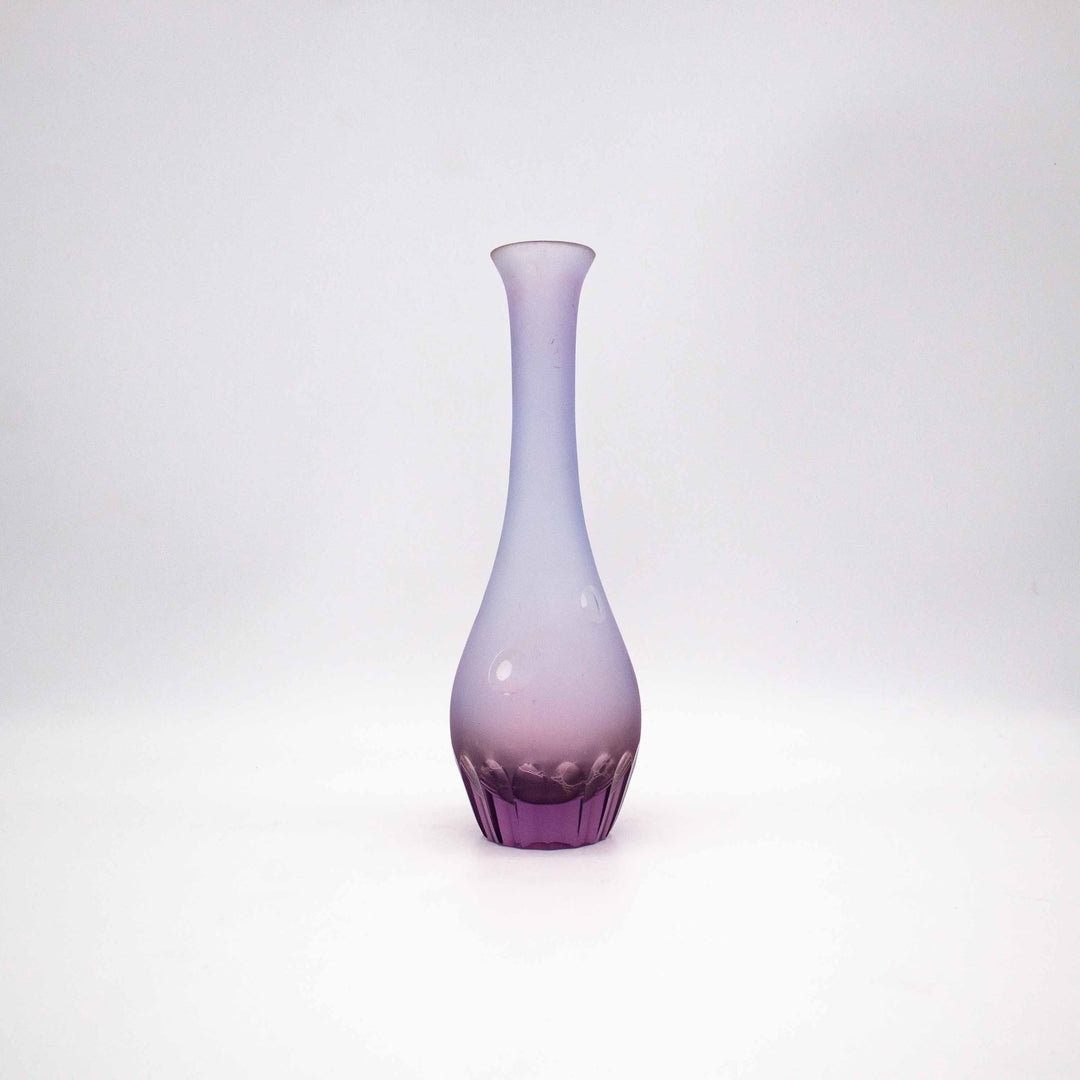 Lila Vase aus Neodymium Glas, Vorderseite