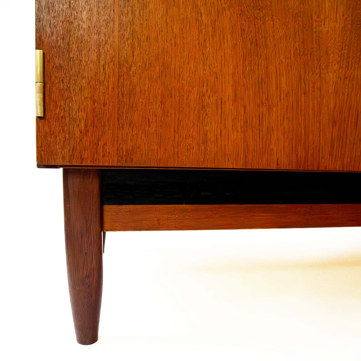 Massives Teak Sideboard, Detailansicht, Fuß und Blende